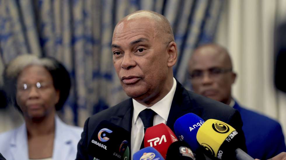 O líder da UNITA, Adalberto Costa Júnior, fala aos jornalistas após o encontro com o Presidente angolano, João Lourenço (» ausente na fotografia), no Palácio Presidencial em Luanda, Angola, 13 de maio de 2025. AMPE ROGÉRIO/LUSA