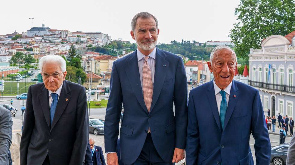 Portugal's President Marcelo Rebelo de Sousa (R), welcome Spain's king Felipe VI (C), and Italy's President Sergio Mattarella (L), upon their arrival for the final ceremony of the 18th COTEC Europe Summit at the Convento Sao Francisco in Coimbra, Portugal, 14 May 2025. PAULO NOVAIS/LUSA