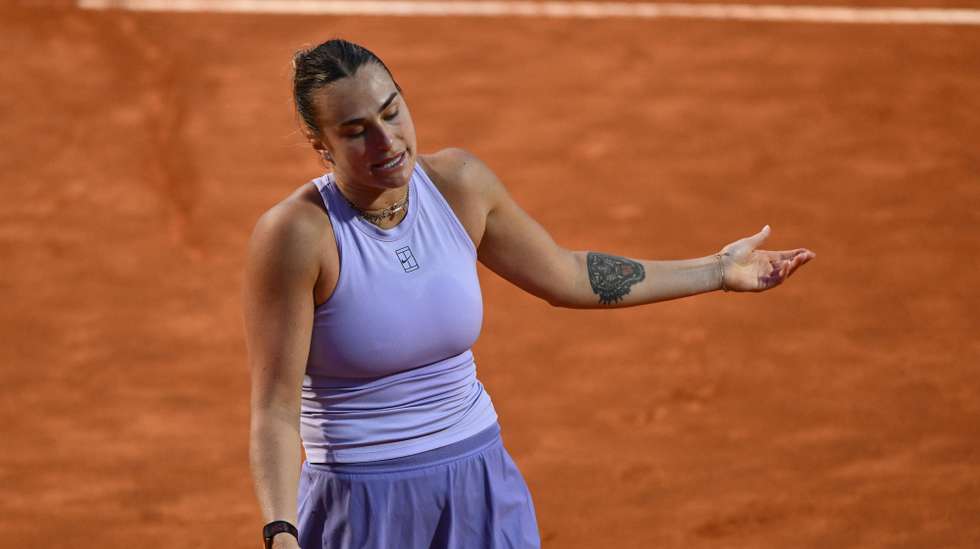 epa12100502 Aryna Sabalenka of Belarus in action against Qinwen Zheng of China their women's singles quarter final tennis match at the Italian Open tennis tournament at Foro Italico sports complex, in Rome, Italy, 14 May 2025.  EPA/DOMENICO CIPPITELLI