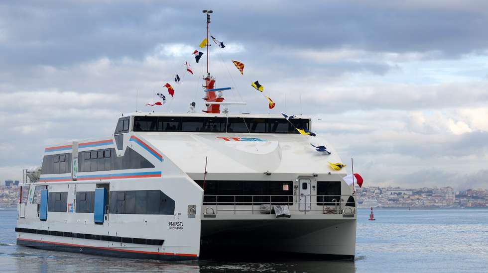 O Navio Leader “Cegonha Branca”, o 1.º navio elétrico da TTSL - Transtejo Soflusa,  foi esta manhã inaugurado pelo primeiro-ministro, António Costa, e pelo ministro do Ambiente e da Ação Climática, Duarte Cordeiro (ausentes da fotografia), no Terminal Fluvial do Seixal, 28 de novembro de 2023. ANTÓNIO COTRIM/LUSA