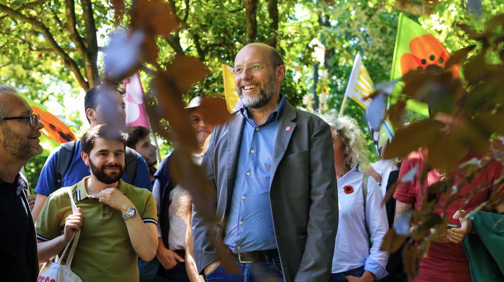 Rui Tavares (C), spokesman for the Livre party, takes part of a campaign action during the last day of the legislative election campaign at Cristal Palace in Porto, Portugal, 16 May 2025. JOSE COELHO/LUSA