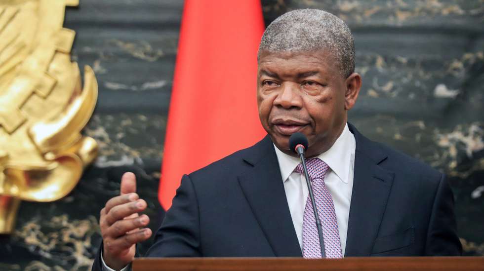 O Presidente de Angola, João Lourenço, intervém na conferência de imprensa conjunta com o Presidente de Moçambique, Daniel Chapo, (ausente da fotografia), após a assinatura de acordos entre os dois países, no Palácio Presidencial, em Luanda, Angola, 16 de maio de 2025. Nesta visita de dois dias, a convite de João Lourenço, com o objetivo de reforçar as relações bilaterais e identificar oportunidades de investimentos e cooperação económica, Daniel Chapo faz-se acompanhar de uma delegação que integra os ministros dos Negócios Estrangeiros e Cooperação, Maria dos Santos Lucas, dos Recursos Minerais e Energia, Estevão Pale, da Economia, Basílio Muhate, e dos Transportes e Logística, João Matlombe, bem como do secretário de Estado do Tesouro e do Orçamento, Amílcar Tivane. AMPE ROGÉRIO/LUSA