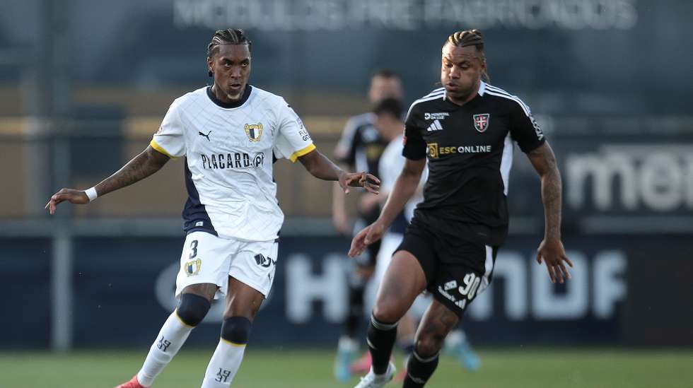 O jogador do Famalicão, Leo Realpe (E), disputa a bola com o jogador do Casa Pia, Cassiano (D), durante o jogo da 34ª jornada da I Liga de futebol, realizado no Estádio Municipal de Famalicão, 16 Maio 2025, MANUEL FERNANDO ARAUJO/LUSAA