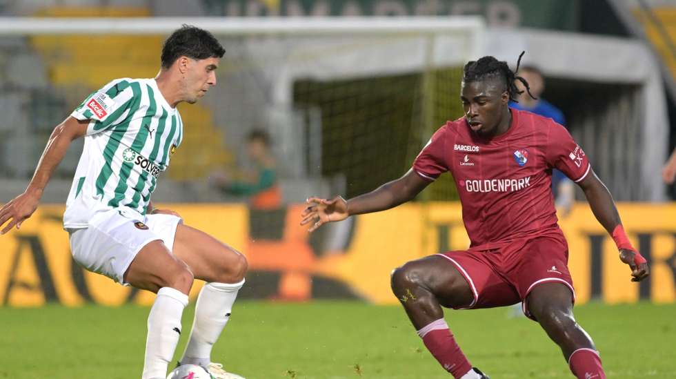 João Novais (E) do Rio Ave  disputa a bola com Mohamed Bamba do Gil Vicente no jogo da 34ª jornada da Primeira Liga de futebol, realizado no estádio Capital do Móvel em Paços de Ferreira. 16 de maio de 2025. FERNANDO VELUDO/LUSA