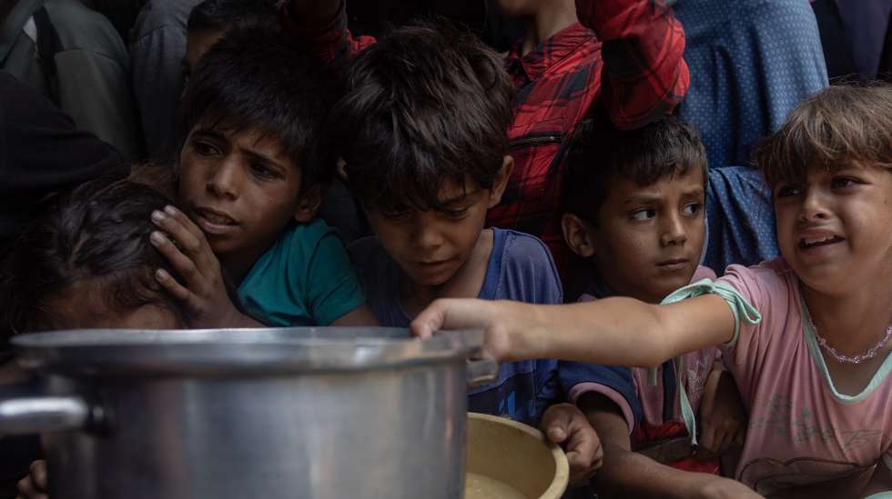 epa12112766 Hundreds of internally displaced Palestinians gather outside a charity kitchen in Gaza city to receive limited food rations, 18 May 2025. Kitchen administrators warn their stocks would run out in two days due to the suspension of humanitarian aid entering the Gaza Strip. According to the UN half a million people, or one in five people in the Strip are facing starvation while the entire population of the Gaza Strip continues to face a critical risk of famine following 19 months of conflict, mass displacement and severe restrictions on humanitarian aid.  EPA/HAITHAM IMAD