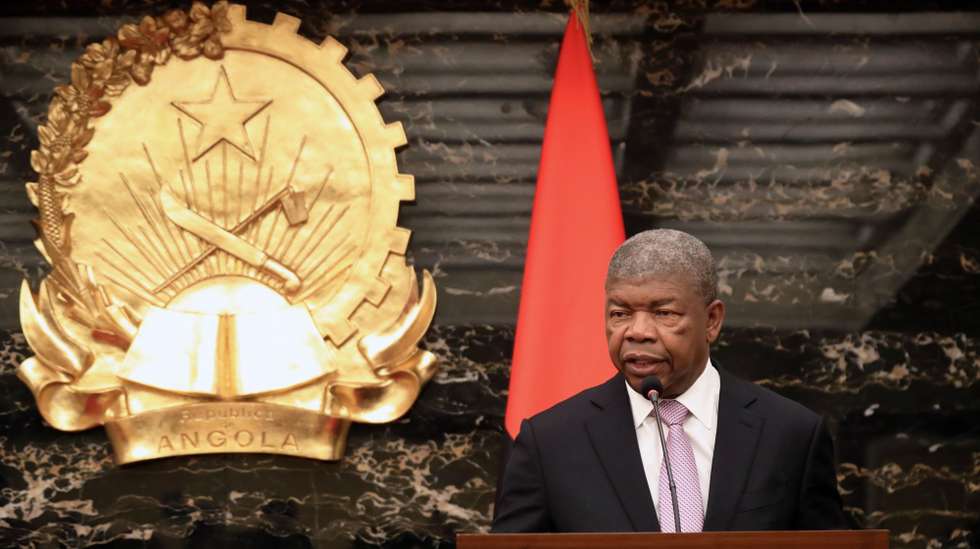 O Presidente de Angola, João Lourenço, intervém na conferência de imprensa conjunta com o Presidente de Moçambique, Daniel Chapo, (ausente da fotografia), após a assinatura de acordos entre os dois países, no Palácio Presidencial, em Luanda, Angola, 16 de maio de 2025. Nesta visita de dois dias, a convite de João Lourenço, com o objetivo de reforçar as relações bilaterais e identificar oportunidades de investimentos e cooperação económica, Daniel Chapo faz-se acompanhar de uma delegação que integra os ministros dos Negócios Estrangeiros e Cooperação, Maria dos Santos Lucas, dos Recursos Minerais e Energia, Estevão Pale, da Economia, Basílio Muhate, e dos Transportes e Logística, João Matlombe, bem como do secretário de Estado do Tesouro e do Orçamento, Amílcar Tivane. AMPE ROGÉRIO/LUSA
