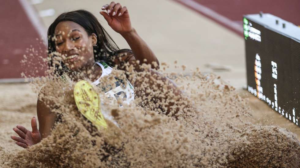 A atleta do Sporting, Patricia Mamona , em ação durante a prova do triplo salto dos Campeonatos Nacionais de Clubes de Atletismo, realizados no Estádio Municipal Magalhães Pessoa, em Leiria, 31 de julho de 2022. PAULO CUNHA/LUSA