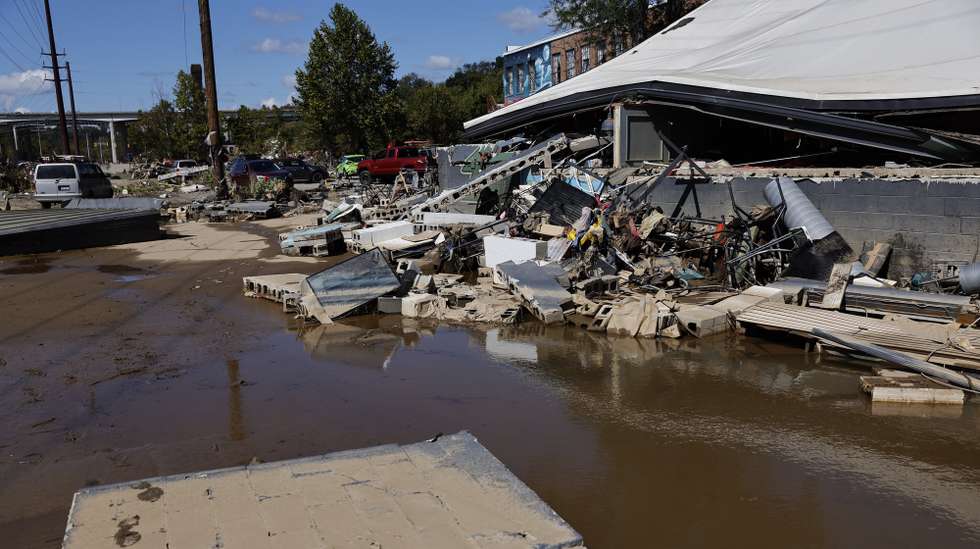 epa11638537 A building is damaged from flooding caused by Hurricane Helene in Asheville, NC, USA, 02 October 2024. The mountainous areas of North Carolina, South Carolina and Tennessee were hit particularly hard. More than 150 people are reported dead due to Hurricane Helene in the Southeastern US.  EPA/ERIK S. LESSER
