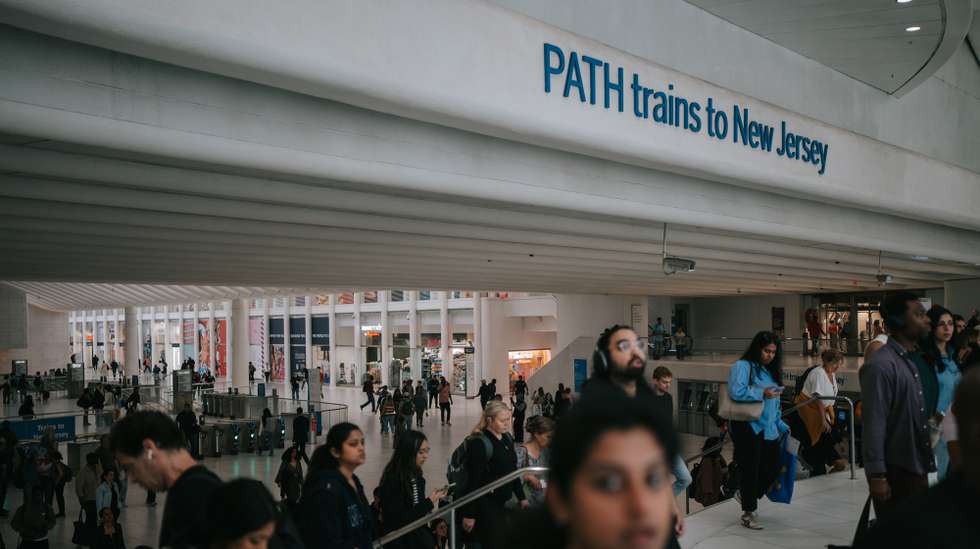 epa12106886 Commuters flood the World Trade Center station of the PATH train as a result of a strike by New Jersey Transit’s unionized locomotive engineers in New York, New York, USA, 16 May 2025. The strike, due a salary dispute between the Brotherhood of Locomotive Engineers and Trainmen and NJ Transit, is shutting down New Jersey Transit and is expected to affect as many as estimated 350,000 daily commuters in metropolitan area.  EPA/OLGA FEDOROVA