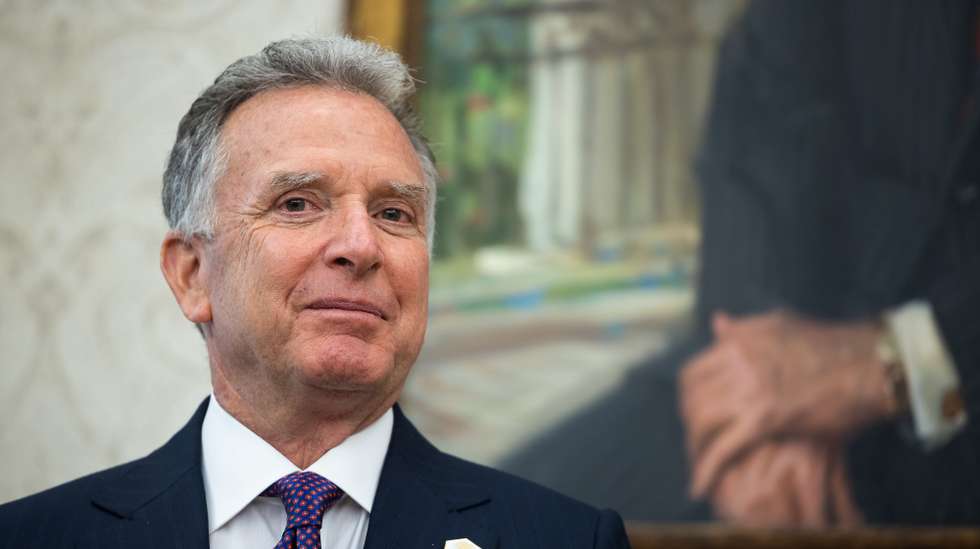 epa12078816 U.S. Special Envoy to the Middle East Steve Witkoff looks on during a swearing in ceremony in the Oval Office of the White House in Washington, DC, USA, 06 May 2025.  EPA/FRANCIS CHUNG / POOL