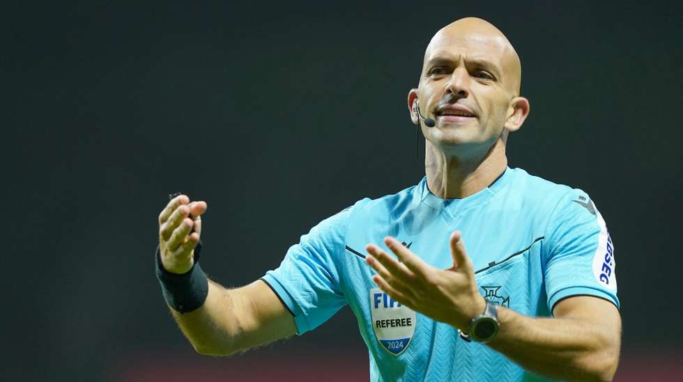 Referee Luis Godinho during the Portuguese First League soccer match between Sporting de Braga and Sporting held at Municipal of Braga Stadium, Braga, Portugal, 10 November 2024. HUGO DELGADO/LUSA