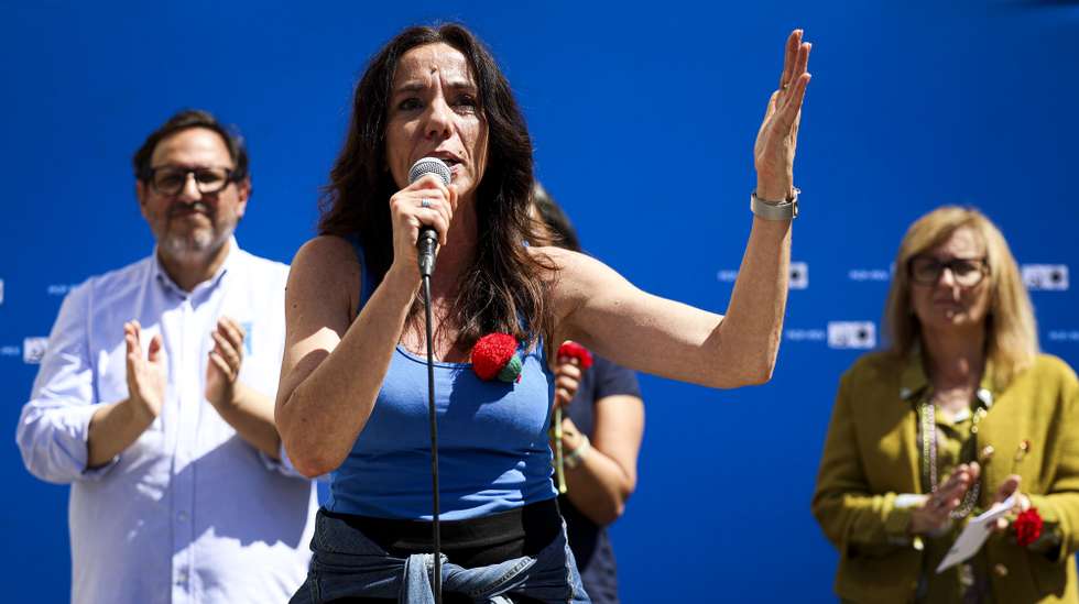 epa12105904 The leader of Portuguese Green Party 'Os Verdes' (PEV) and Unitary Democratic Coalition (CDU) member of Parliament Heloisa Apolonia speaks to people at the end of a march on the last day of the campaign of the CDU, as part of the legislative elections, in Baixa da Banheira, Moita, Setubal, Portugal, 16 May 2025. Portugal is set to hold snap legislative elections on 18 May 2025.  EPA/FILIPE AMORIM