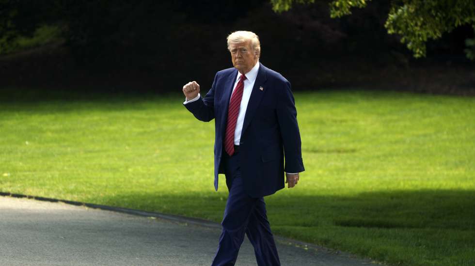 epa12129429 US President Donald Trump departs on Marine One from the South Lawn of the White House, Washington, D.C., USA, 23 May 2025.  EPA/WILL OLIVER