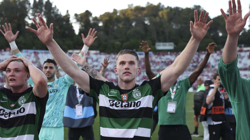 Sporting player Gyokeres (C) celebrates after defeating Benfica during the Portugal Cup final soccer match between Benfica and Sporting held at Jamor National stadium in Oeiras, outskirts of Lisbon, Portugal, 25th May 2025. JOSE SENA GOULAO/LUSA