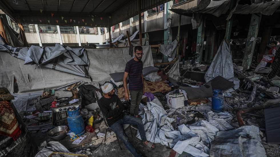 epa12136554 An injured internally displaced Palestinian man sits among the rubble of his family's shelter following Israeli airstrike in Al Jerjawi school in the Al Daraj neighborhood in Gaza City on 26 May 2025. According to the Palestinian Health Ministry in Gaza over 30 Palestinians were killed in the airstrike in the early hours of the morning. More than 53,900 Palestinians have been killed in the Gaza Strip, according to the Palestinian Ministry of Health, since Israel launched a military campaign in the strip in response to a cross-border attack led by the Palestinian militant group Hamas on 07 October 2023, in which about 1,200 Israelis were killed and more than 250 taken hostage.  EPA/MOHAMMED SABER