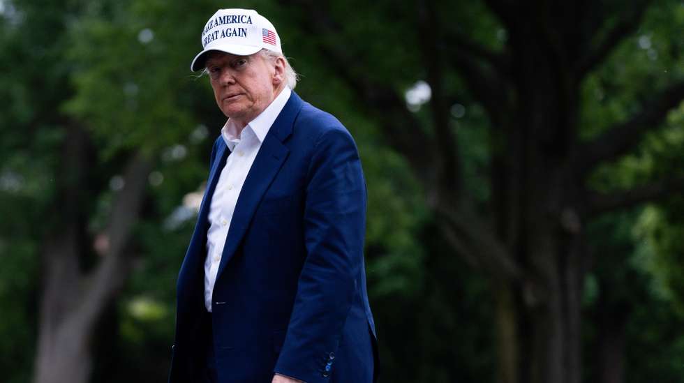 epa12135865 US President Donald Trump crosses the South Lawn after exiting Marine One at the White House in Washington, DC, USA, on 25 May 2025. Over the weekend, Trump delivered a speech to West Point graduates and spent Sunday in Bedminster, New Jersey.  EPA/TIERNEY L CROSS / POOL