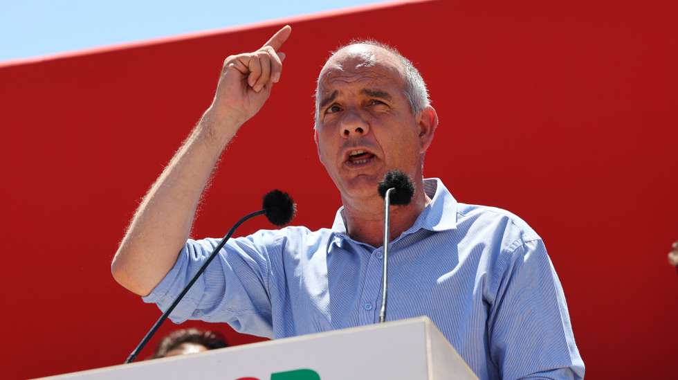 O secretário-geral do Partido Comunista Português (PCP), Paulo Raimundo, discursa durante uma homenagem a Catarina Eufémia, no 71.º aniversário do seu assassinato. Beja, 25 de maio de 2025. NUNO VEIGA/LUSA