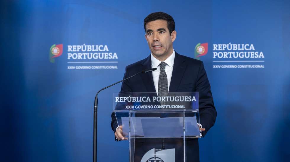 O ministro da Presidência, António Leitão Amaro, usa da palavra, durante o briefing após reunião do Conselho de Ministros, no Campus XXI, em Lisboa, 23 de abril de 2025. JOSÉ SENA GOULÃO/LUSA