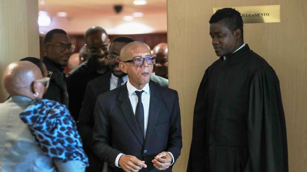 O general Hélder Vieira Dias "Kopelipa" (C), no início do julgamento pelos crimes de tráfico de influências e branqueamento de capitais, entre outros, no âmbito de um processo que envolve também a filial angolana da China International Fund, segundo despacho de pronúncia da 4.ª secção da câmara Criminal do Tribunal Supremo de Angola, datada de 20 de dezembro de 2023, em Luanda, Angola, 10 de março de 2025. Além dos generais Leopoldino Fragoso do Nascimento "Dino" e Helder Vieira Dias "Kopelipa", figuras ligadas ao antigo Presidente José Eduardo dos Santos (já falecido) sentam-se no banco dos réus o advogado Fernando Gomes dos Santos e representantes das empresas China International Fund Angola, Plansmart International Limited e Utter Right International Limited. AMPE ROGÉRIO/LUSA