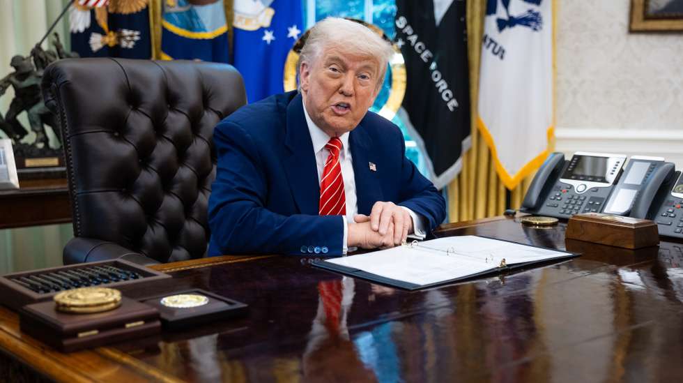 epa12146152 US President Donald Trump holds during a press conference in the Oval Office at the White House in Washington, DC, USA, 30 May 2025.  EPA/FRANCIS CHUNG / POOL