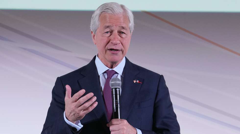 epa12101837 JPMorgan Chase CEO Jamie Dimon delivers a speech during the Global Markets Conference in Paris, France, 15 May 2025. The 2025 edition of the conference takes place from 14 to 16 May.  EPA/MICHEL EULER / POOL MAXPPP OUT