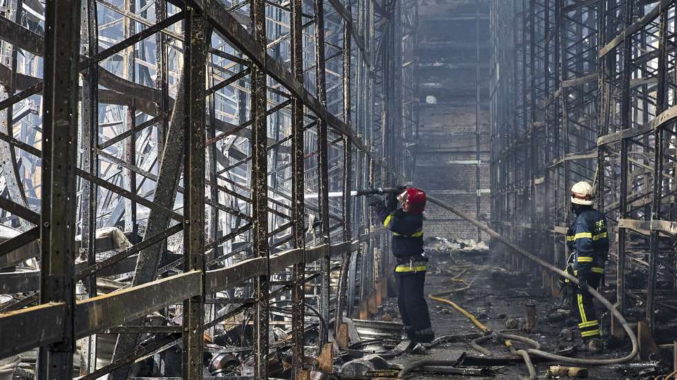 epa12136782 Ukrainian firefighters and rescuers work at the site of a damaged storage facility of a private factory following an overnight attack in Vasyshcheve, near Kharkiv, Ukraine, 26 May 2025, amid the ongoing Russian invasion. According to the Ukraine's State Emergency Service, Russia launched early on 26 May another large-scale attack with over 300 drones across Ukraine, with a warehouse destroyed and set on fire as a result on the outskirts of Kharkiv.  EPA/SERGEY KOZLOV