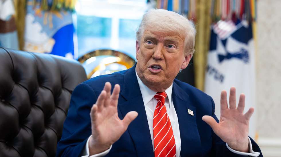 epa12146150 US President Donald Trump holds during a press conference in the Oval Office at the White House in Washington, DC, USA, 30 May 2025.  EPA/FRANCIS CHUNG / POOL