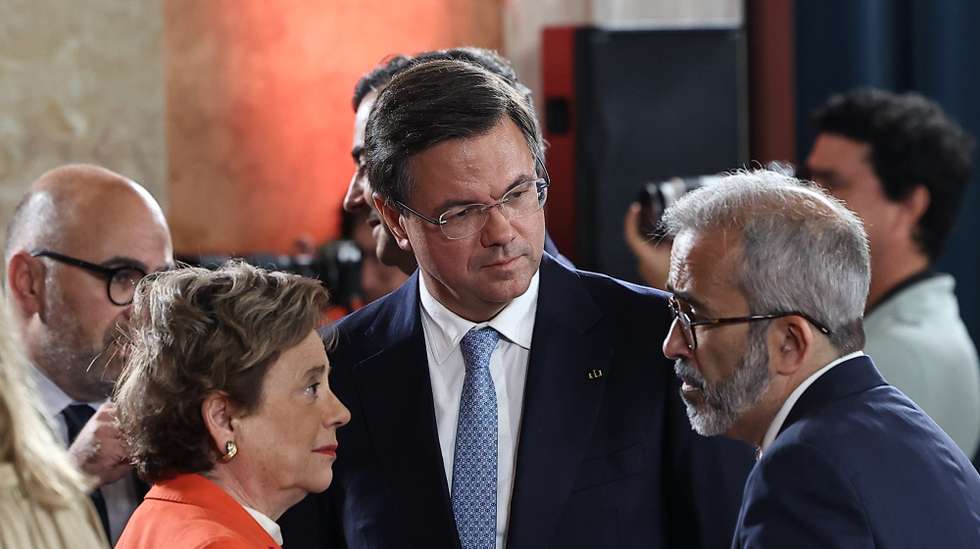 Paulo Rangel (D), ministro de Estado e dos Negócios Estrangeiros, conversa com Maria Lúcia Amaral, ministra da Administração Interna, e com Gonçalo Saraiva Matias, ministro Adjunto e da Reforma do Estado, durante a cerimónia de tomada de posse dos 43 secretários de Estado do XXV Governo Constitucional realizada no Palácio Nacional da Ajuda, Lisboa, 6 de junho de 2025.  ANTÓNIO COTRIM/LUSA
