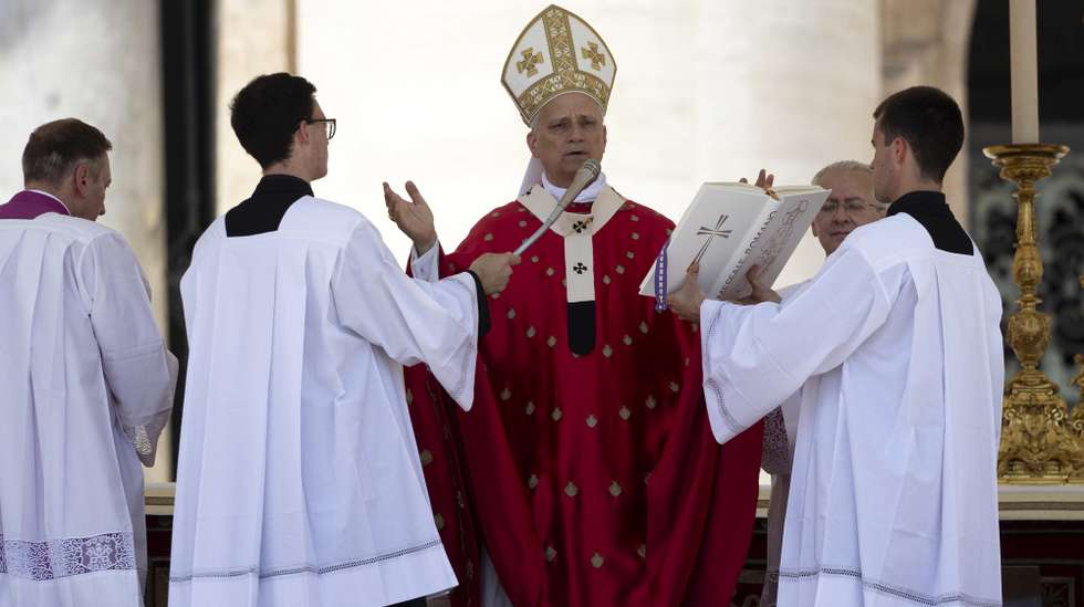 epa12163640 Pope Leo XIV leads Holy Mass on the Solemnity of Pentecost on the occasion of the Jubilee of Ecclesial Movements, Associations and New Communities, in St. Peter's Square, Vatican City, 08 June 2025.  EPA/MASSIMO PERCOSSI