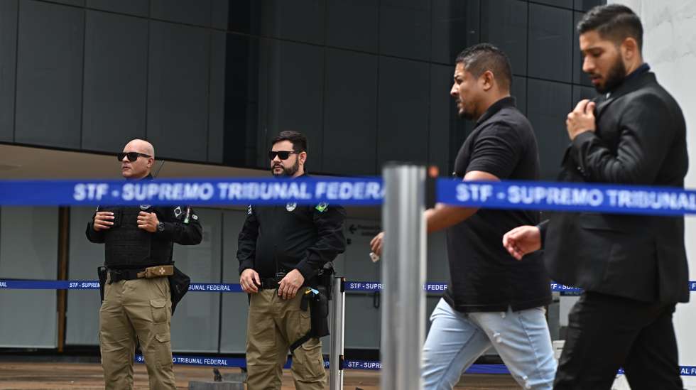 epa11987549 Members of the Judicial Police guard the Supreme Federal Court during a hearing of Brazil's former president Jair Bolsonaro (2019-2022) in Brasilia, Brazil, 25 March 2025. Brazil's Supreme Court began the first of three hearings in which it will decide whether to accept the complaint against Bolsonaro and seven others accused of attempted coup d'Ã©tat to prevent the inauguration of Lula da Silva.  EPA/ANDRE BORGES