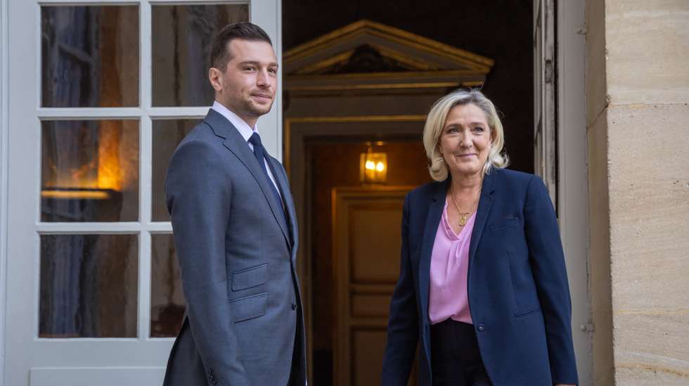 epa12064517 President of the far-right Rassemblement National (RN) parliamentary group, Marine Le Pen (R), and RN President Jordan Bardella (L) arrive for a meeting with the French prime minister as part of the consultations on a reform of the electoral system and proportional voting, at Hotel Matignon in Paris, France, 30 April 2025.  EPA/CHRISTOPHE PETIT TESSON