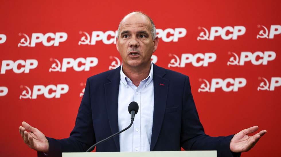 O secretário-geral do Partido Comunista  Português, Paulo Raimundo, intervém durante a conferência de imprensa para apresentação das principais conclusões da reunião do Comité Central do PCP, onde foi analisada a situação política e social, os resultados das eleições Legislativas e a ação e iniciativa política do partido, em Lisboa, 20 de maio  e 2025. ANTÓNIO COTRIM/LUSA
