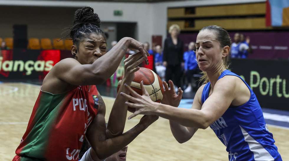 Portugal´s Marcia da Costa and Serbia´s Jovana Nogic in action during the FIBA Women´s EuroBasket 2025 Qualifiers match, in Coimbra, Portugal, 9 February 2025. PAULO NOVAIS/LUSA
