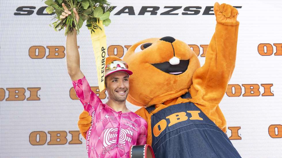 epa12179315 Italian rider Vincenzo Albanese of EF Education - EasyPost celebrates on the podium after winning the second stage of the Tour de Suisse cycling race over 177km from Aarau to Schwarzsee, Switzerland, 16 June 2025.  EPA/GIAN EHRENZELLER