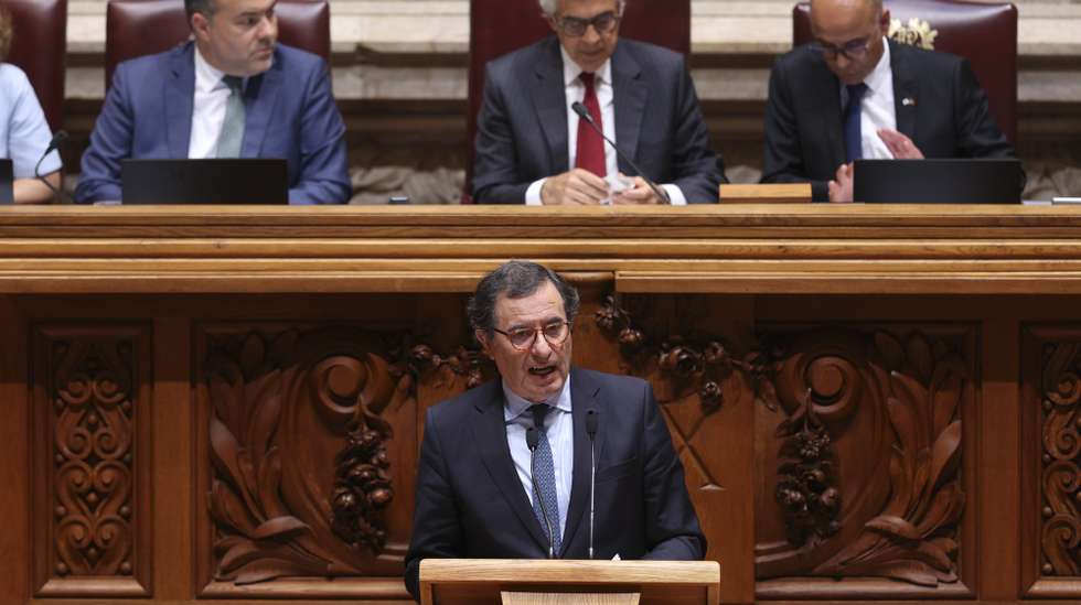 O ministro da Economia e da Coesão Territorial, Manuel Castro Almeida, intervém na sessão plenária de apresentação do Programa do XXV Governo Constitucional, na Assembleia da República, em Lisboa, 17 de junho de 2025. MIGUEL A. LOPES/LUSA