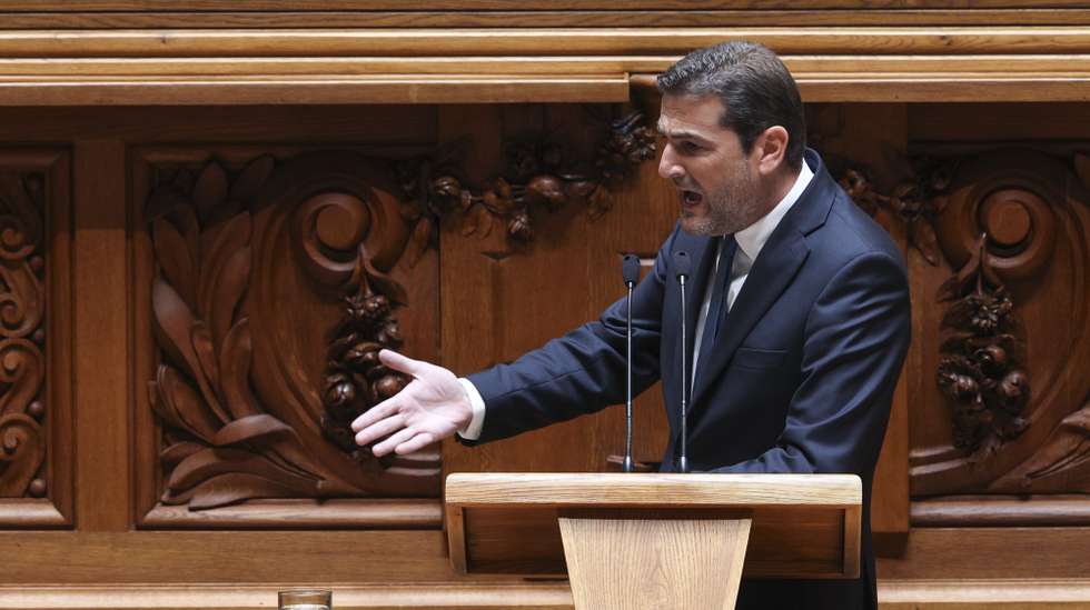 O deputado do PSD, Hugo Soares, intervém na sessão plenária de apresentação do Programa do XXV Governo Constitucional, na Assembleia da República, em Lisboa, 18 de junho de 2025. MIGUEL A. LOPES/LUSA