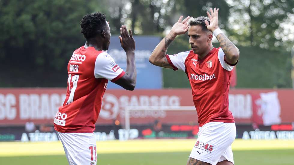 epa12110331 SC Braga’s Rodrigo Zalazar (R) celebrates with his teammates after scoring the 1-0 goal during the Portuguese First League soccer match between SC Braga and SL Benfica, in Braga, Portugal, 17 May 2025.  EPA/MANUEL FERNANDO ARAUJO