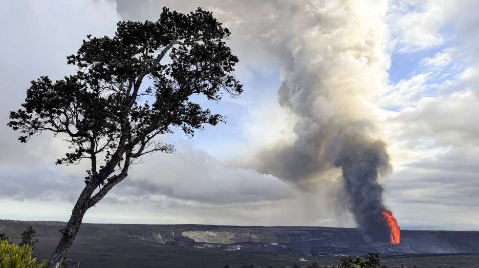 epa12139561 A handout photo made available by the United States Geological Survey shows Hawaii's Kilauea Volcano erupting in Kailua-Kona, Hawaii, 25 May 2025 (issued 28 May 2025). Episode 23 of Kilauea's ongoing summit eruption, marked by the onset of sustained lava fountains, began at 4:15 p.m. Hawaii Standard Time (HST) on 25 May.  EPA/UNITED STATES GEOLOGICAL SURVEY / M. PATRICK / HANDOUT HANDOUT EDITORIAL USE ONLY/NO SALES