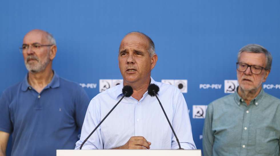 O secretário-geral do Partido Comunista Português (PCP), Paulo Raimundo, intervém durante uma ação do partido no âmbito da preparação das eleições autárquicas de 2025, em Coimbra, 20 de junho de 2025. PAULO NOVAIS/LUSA