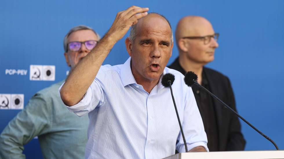 O secretário-geral do Partido Comunista Português (PCP), Paulo Raimundo, intervém durante uma ação do partido no âmbito da preparação das eleições autárquicas de 2025, em Coimbra, 20 de junho de 2025. PAULO NOVAIS/LUSA