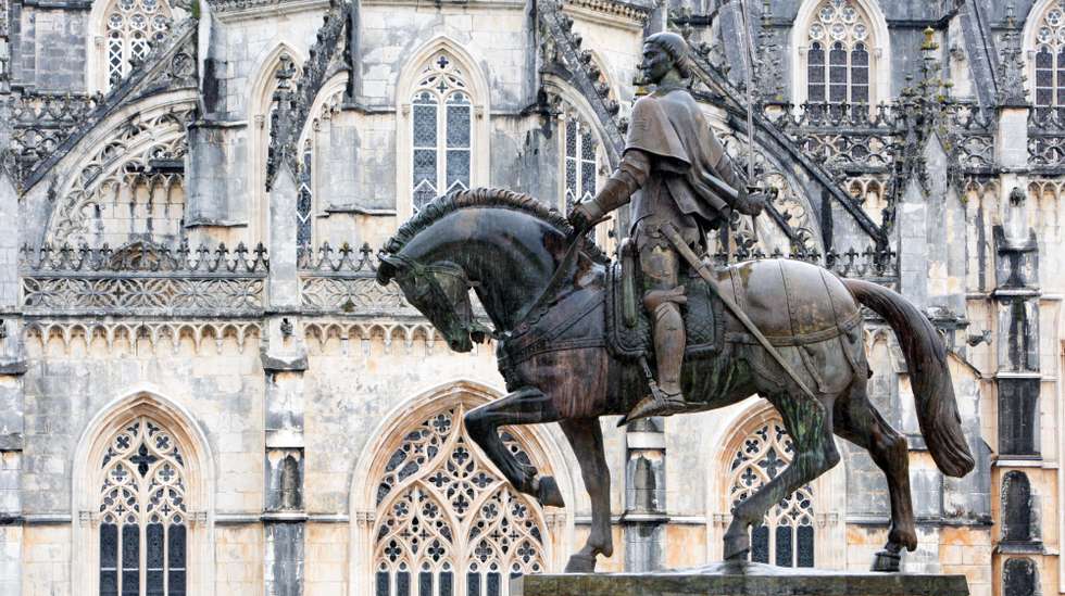 Estátua de Nuno Alvares Pereira junto ao Convento de Santa Maria da Vitória (Mosteiro da Batalha), foi mandado edificar por D. João I como agradecimento do auxilio divino a vitória na Batalha de Aljubarrota que foi comandada pelo general Nuno Alvares Pereira, que também e conhecido como o Santo Condestável ou Beato Nuno de Santa Maria, nasceu em Cernache do Bonjardim, a 24 de Junho 1360 e morreu 1 de Novembro 1431. No próximo dia 26 de Abril, no Vaticano, o Papa Bento XVI vai canonizar o carmelita Nuno Santa Maria Álvares Pereira no seguimento de uma cura milagrosa de Guilhermina de Jesus, uma sexagenária residente em Ourém que sofreu lesões no olho esquerdo, por ter sido atingida com salpicos de óleo a ferver quando estava a fritar peixe, 22 de Abril de 2009. (ACOMPANHA TEXTO). PAULO CUNHA/LUSA