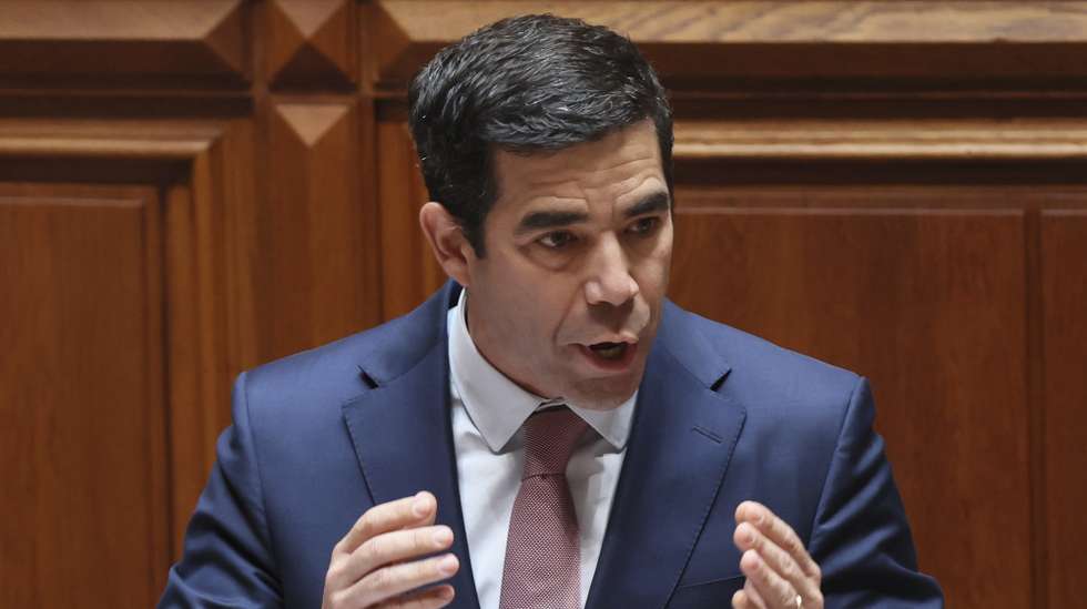 O ministro da Presidência, António Leitão Amaro, intervém no debate de urgência, requerido pelo Chega, sobre "o descontrolo na atribuição de nacionalidade e na necessidade de limitar o reagrupamento familiar", na Assembleia da República, em Lisboa, 25 de junho de 2025. MANUEL DE ALMEIDA/LUSA
