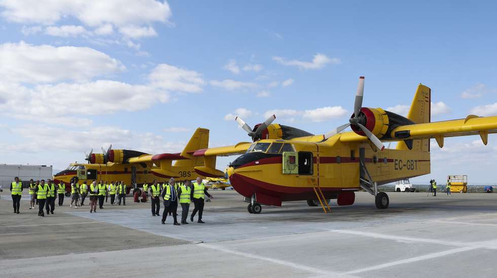 Base de Apoio Logístico de Castelo Branco, onde estão atualmente pré-posicionados dois aviões canadair portugueses e os dois meios aéreos de combate aos incêndios rurais, integrados nas capacidades rescEU ao abrigo do Mecanismo de Proteção Civil da União, 25 de junho de 2025. Os meios aéreos – uma parelha de aviões médios anfíbios Fire Boss – permanecerão em território nacional entre 15 de junho e 31 outubro, estando preparados para intervir não só em Portugal, mas também noutros países europeus, sempre que as capacidades de resposta nacionais sejam insuficientes perante situações extremas. PAULO NOVAIS/LUSA