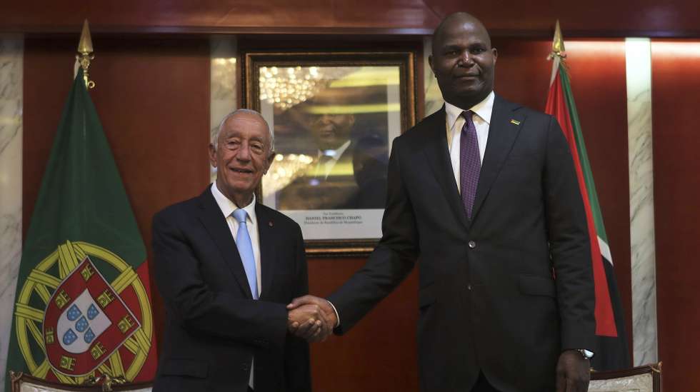 O Presidente da República de Portugal, Marcelo Rebelo de Sousa (E), é cumprimentado pelo Presidente de Moçambique, Daniel Chapo (D), à chegada para um encontro no Palácio da Ponta Vermelha, em Maputo, Moçambique, 26 de junho de 2025. LUÍSA NHANTUMBO/LUSA