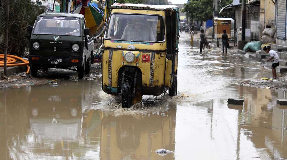 epa12201136 Vehicles drive amid rainfall in Karachi, Pakistan, 27 June 2025. Heavy monsoon rains have impacted major cities across Pakistan, triggering urban flooding and power outages. Authorities remain on high alert.  EPA/SHAHZAIB AKBER