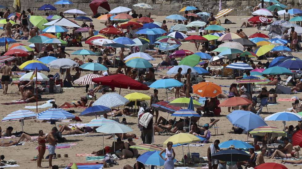 With thermometers close to 40 degrees, people seek out the beaches to cool off, in Oeiras, near Lisbon, 28 June 2025. ANTÓNIO COTRIM/LUSA