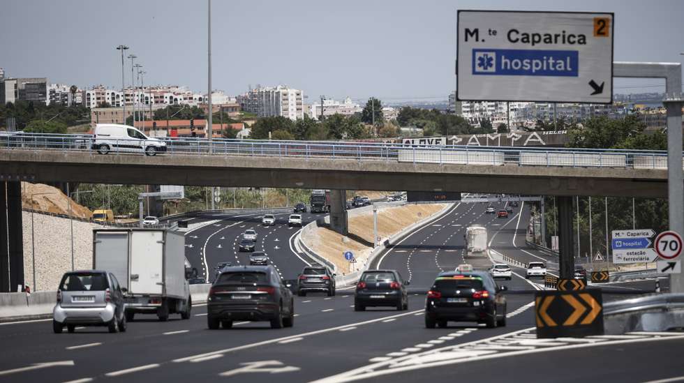 A obra de alargamento do IC20, estrada que liga Almada à Costa da Caparica, no distrito de Setúbal, terminou na noite de segunda-feira, depois de 20 meses de trabalhos, segundo a autarquia, Almada, Setúbal, 6 de junho de 2025. Em comunicado a Câmara Municipal de Almada explica que durante 20 meses foram realizadas várias intervenções com o objetivo de alargar o Itinerário Complementar (IC) 20 de três para quatro vias em cada sentido, entre o Centro Sul e a Faculdade de Ciências e Tecnologia (Caparica), numa extensão de 3,9 quilómetros. CARLOS M. ALMEIDA/LUSA