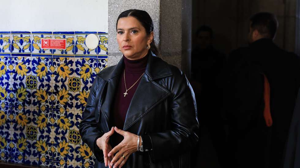 Sandra Madureira à chegada ao Tribunal São João Novo no Porto para o julgamento da "Operação Pretoriano", 20 de março de 2025. O processo tem como arguidos Fernando Madureira, ex-líder dos Super Dragões, Sandra Madureira, Vítor Catão e ainda mais nove arguidos, acusados de crimes alegadamente cometidos numa Assembleia-Geral do FC Porto. JOSÉ COELHO/LUSA