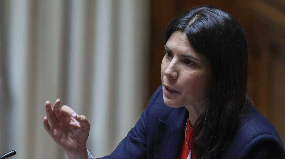 A coordenadora e deputada do Bloco de Esquerda (BE), Mariana Mortágua, intervém no debate de urgência, requerido pelo Chega, sobre "o descontrolo na atribuição de nacionalidade e na necessidade de limitar o reagrupamento familiar", na Assembleia da República, em Lisboa, 25 de junho de 2025. MANUEL DE ALMEIDA/LUSA