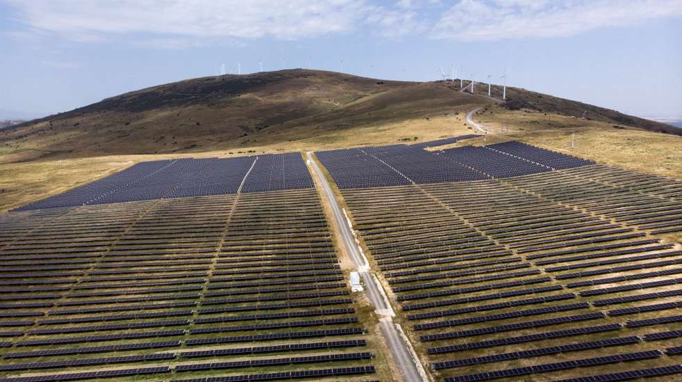 A EDP está a testar em Espanha uma plataforma digital autónoma que poderá reduzir em até 80% os custos de manutenção dos parques solares e que pretende expandir a todos os ativos do grupo.
O projeto-piloto de automação para operação e manutenção de centrais fotovoltaicas, denominado Scale Up O&amp;M e que deu agora os primeiros passos, está a ser desenvolvido no parque solar de Cruz de Hierro/Villacastín e combina drones com inteligência artificial, uma plataforma digital da EDP e robôs autónomos que operam de forma coordenada em tempo real, 01 de julho de 2025. (IMAGEM DE DRONE) FRANQUE SILVA /LUSA